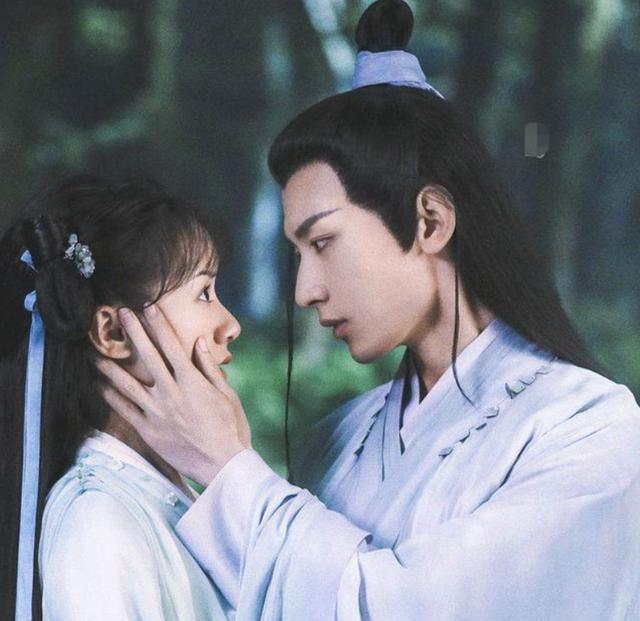 成毅|成毅爆红后圈粉富婆？曝女方私下探班约饭，身份背景被扒很有人脉