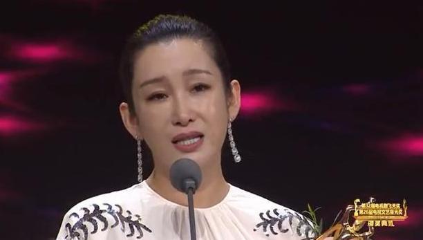 飞天奖|秦海璐打败孙俪获飞天奖最佳女主，颁奖过程闹乌龙，哭着领完奖