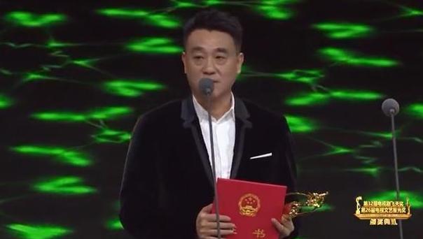 飞天奖|秦海璐打败孙俪获飞天奖最佳女主，颁奖过程闹乌龙，哭着领完奖