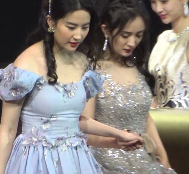 刘亦菲|杨幂主动拉着刘亦菲下台，刘亦菲却一直往后瞅，看清她等谁后粉丝热闹了