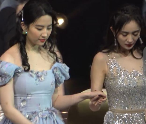 刘亦菲|杨幂主动拉着刘亦菲下台，刘亦菲却一直往后瞅，看清她等谁后粉丝热闹了