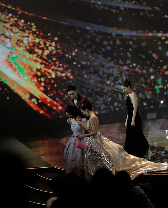 刘亦菲|杨幂主动拉着刘亦菲下台，刘亦菲却一直往后瞅，看清她等谁后粉丝热闹了