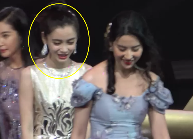 刘亦菲|杨幂主动拉着刘亦菲下台，刘亦菲却一直往后瞅，看清她等谁后粉丝热闹了