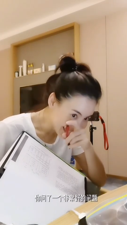 张柏芝|张柏芝隔离期满，给医护和酒店人员大派红包，晒合影直呼感谢