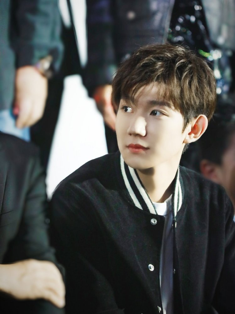 易烊千玺|19岁千玺颁奖礼领唱，无滤镜皮肤状态真实，网友：换成肖战怎样？