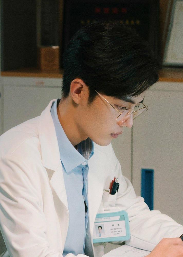 易烊千玺|19岁千玺颁奖礼领唱，无滤镜皮肤状态真实，网友：换成肖战怎样？