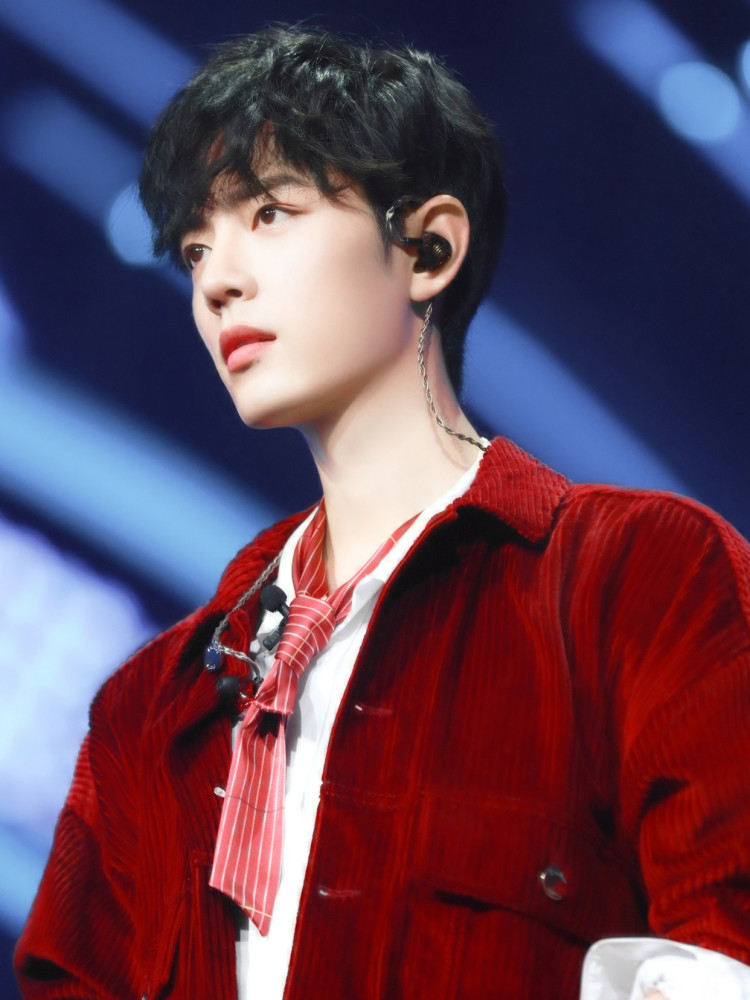 易烊千玺|19岁千玺颁奖礼领唱，无滤镜皮肤状态真实，网友：换成肖战怎样？