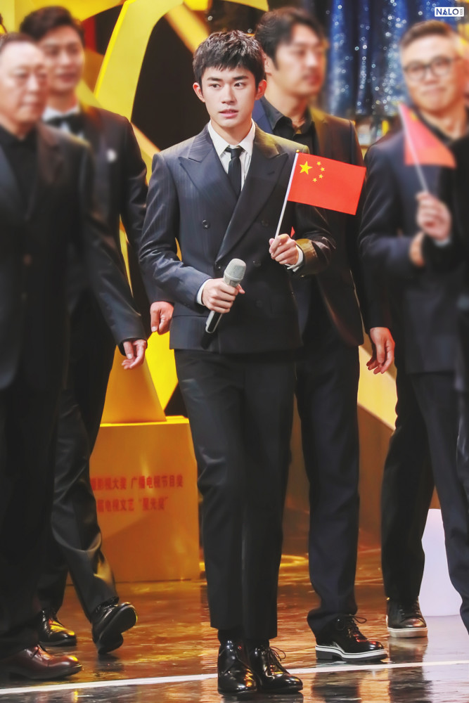 易烊千玺|19岁千玺颁奖礼领唱，无滤镜皮肤状态真实，网友：换成肖战怎样？