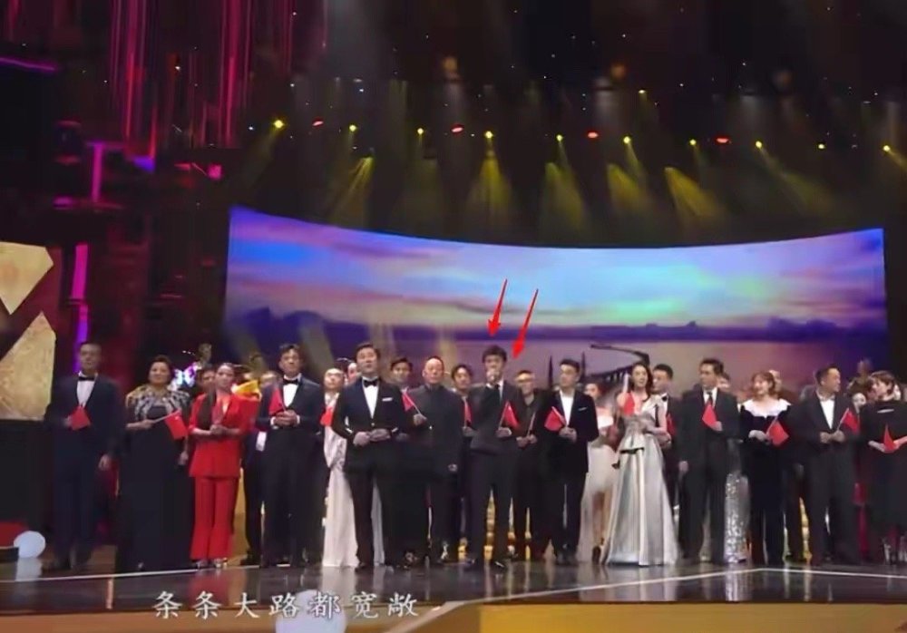 易烊千玺|19岁千玺颁奖礼领唱，无滤镜皮肤状态真实，网友：换成肖战怎样？