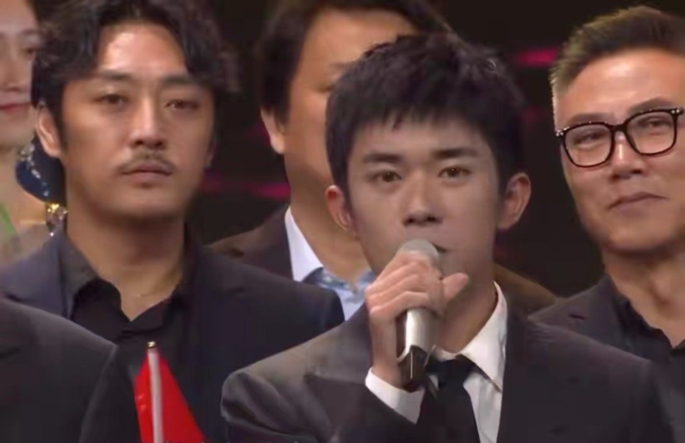 易烊千玺|19岁千玺颁奖礼领唱，无滤镜皮肤状态真实，网友：换成肖战怎样？