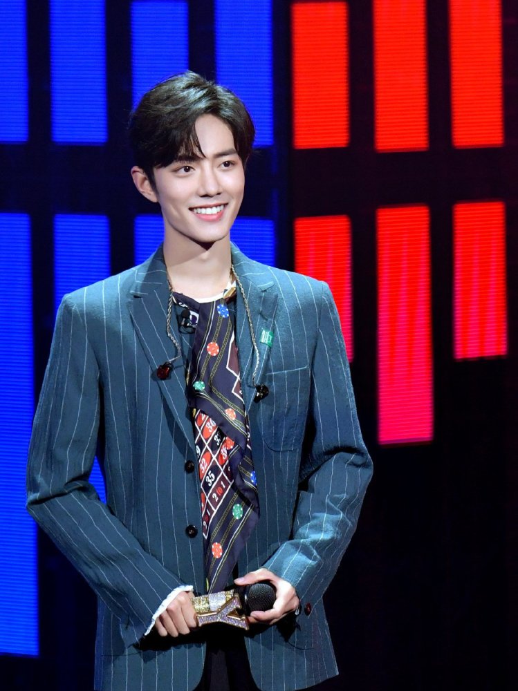 易烊千玺|19岁千玺颁奖礼领唱，无滤镜皮肤状态真实，网友：换成肖战怎样？