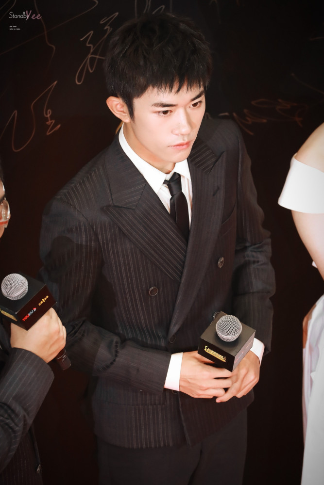 易烊千玺|19岁千玺颁奖礼领唱，无滤镜皮肤状态真实，网友：换成肖战怎样？