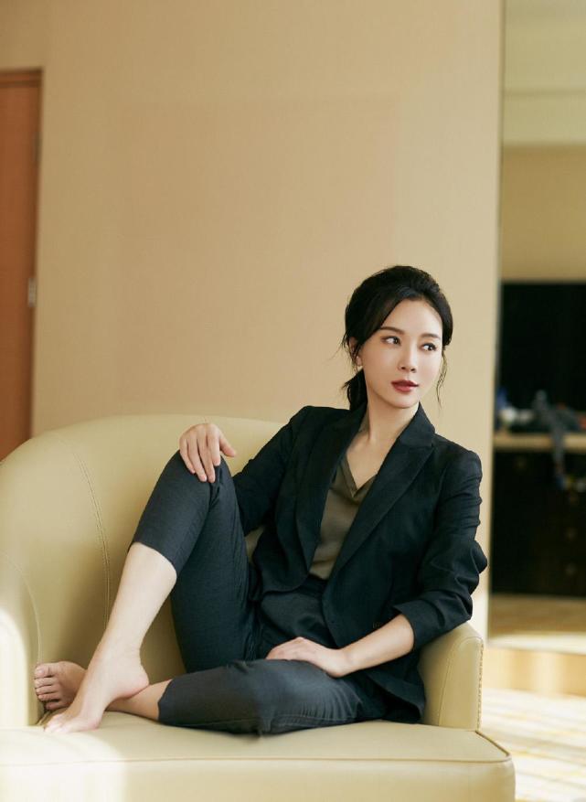 陈数气质真好白色镂空连衣裙配黑色长靴低调优雅尽显高级美感