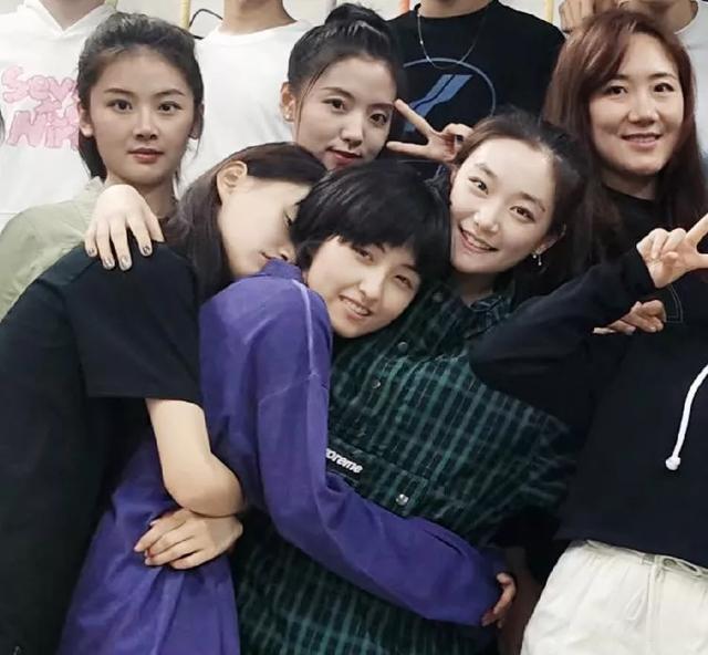 张子枫|张子枫夏梦孙艳被指抱团！三人亲密相拥尤为惹眼，有两人疑是室友