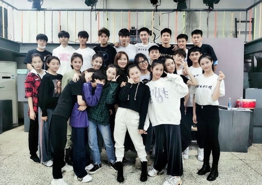 张子枫|张子枫夏梦孙艳被指抱团！三人亲密相拥尤为惹眼，有两人疑是室友