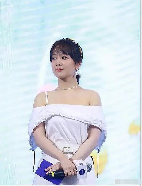 杨紫|杨紫摆脱土气魔咒！新图长发披肩被赞惊艳，变美或与换造型师有关