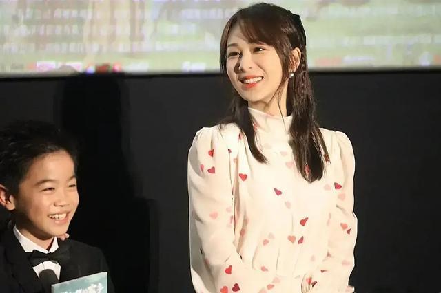 杨紫|杨紫摆脱土气魔咒！新图长发披肩被赞惊艳，变美或与换造型师有关
