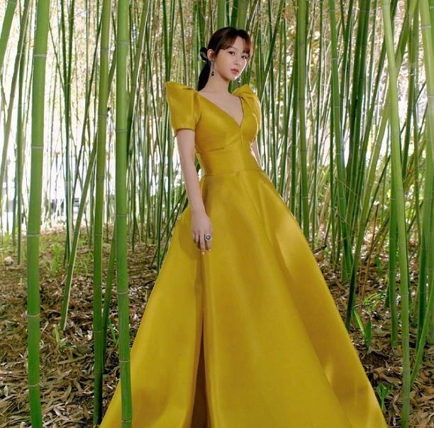 杨紫|杨紫摆脱土气魔咒！新图长发披肩被赞惊艳，变美或与换造型师有关