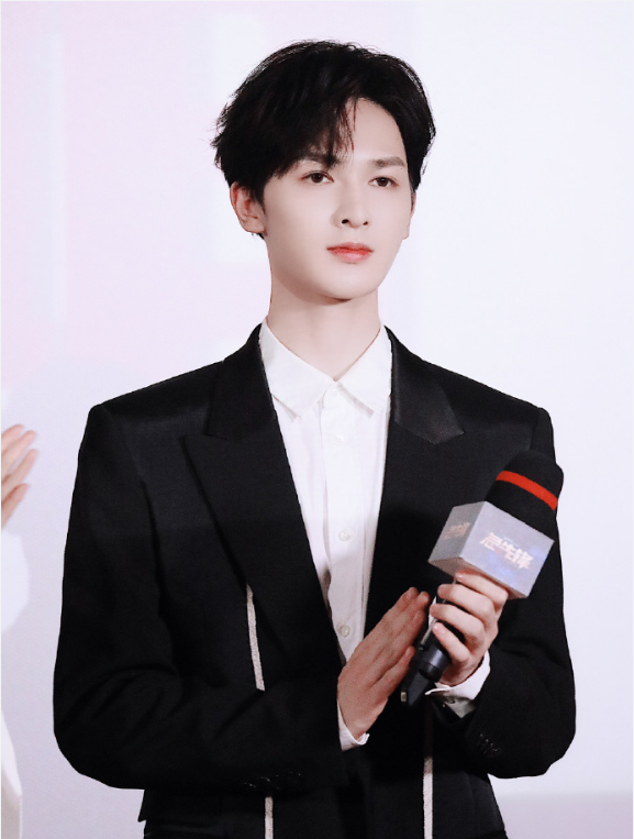 朱正廷|朱正廷《急先锋》首映生图帅气十足，站姿体态绝了，细节看出太绅士