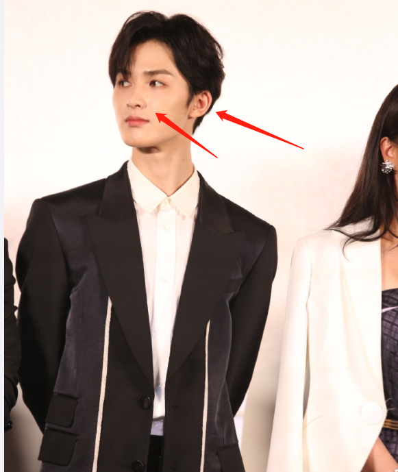 朱正廷|朱正廷《急先锋》首映生图帅气十足，站姿体态绝了，细节看出太绅士