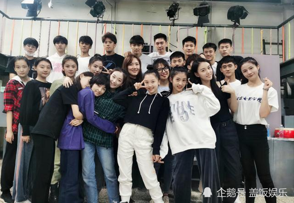 张子枫|张子枫夏梦孙艳被指抱团！三人亲密相拥尤为惹眼，有两人疑是室友