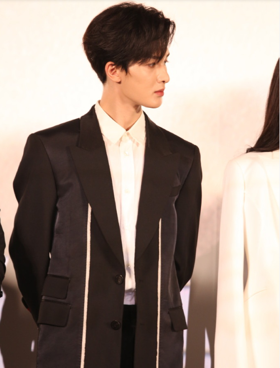 朱正廷|朱正廷《急先锋》首映生图帅气十足，站姿体态绝了，细节看出太绅士