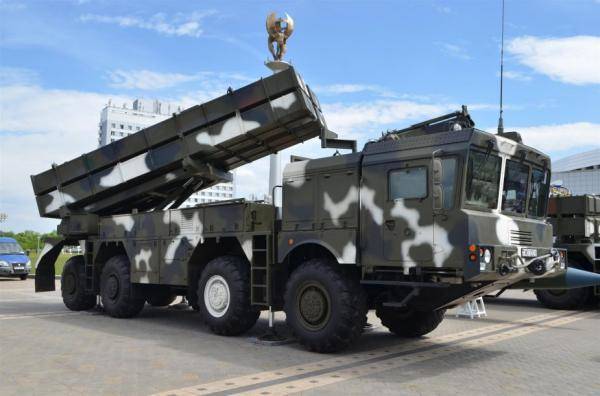大国航天科技集团研制的a200火箭炮与俄罗斯的8*8运输车结合的产物