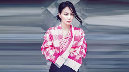 王菲|王菲深夜和好友K歌，未见谢霆锋身影，身旁帅气男子引人注意