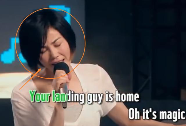 王菲|王菲深夜和好友K歌，未见谢霆锋身影，身旁帅气男子引人注意