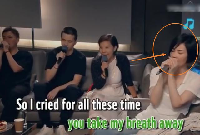 王菲|王菲深夜和好友K歌，未见谢霆锋身影，身旁帅气男子引人注意