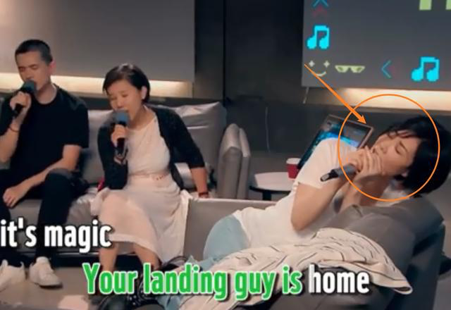 王菲|王菲深夜和好友K歌，未见谢霆锋身影，身旁帅气男子引人注意