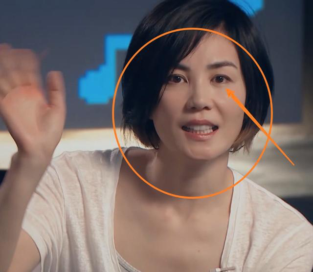 王菲|王菲深夜和好友K歌，未见谢霆锋身影，身旁帅气男子引人注意