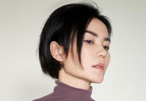 王菲|王菲深夜和好友K歌，未见谢霆锋身影，身旁帅气男子引人注意