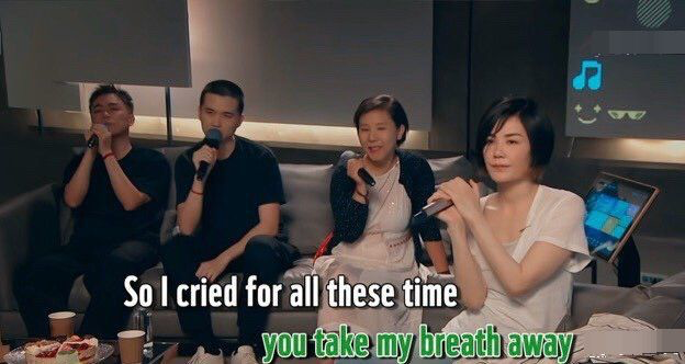 王菲|王菲深夜和好友K歌，未见谢霆锋身影，身旁帅气男子引人注意