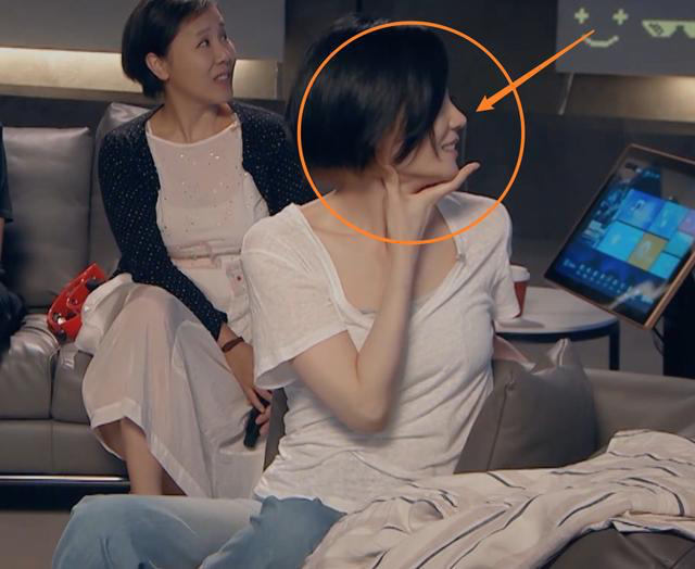 王菲|王菲深夜和好友K歌，未见谢霆锋身影，身旁帅气男子引人注意