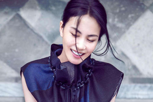 王菲|王菲深夜和好友K歌，未见谢霆锋身影，身旁帅气男子引人注意