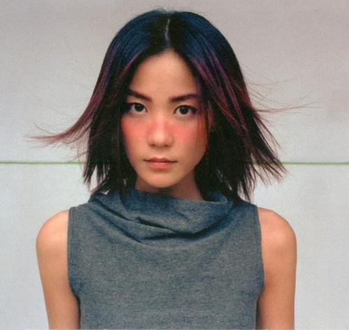 王菲|王菲深夜和好友K歌，未见谢霆锋身影，身旁帅气男子引人注意