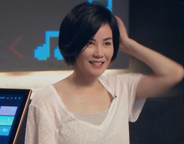 王菲|王菲深夜和好友K歌，未见谢霆锋身影，身旁帅气男子引人注意