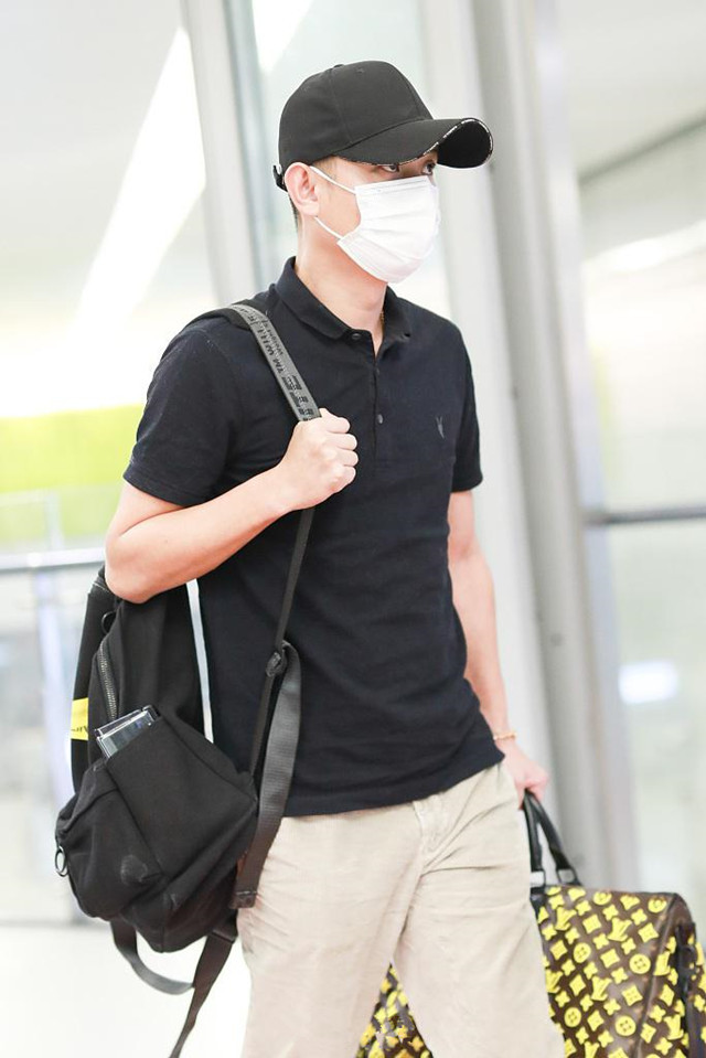 马伊琍|马伊琍前夫文章低调现身机场，穿搭随性一如既往