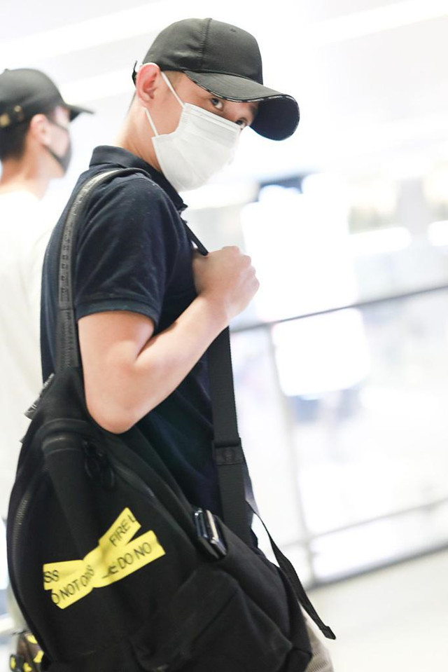 马伊琍|马伊琍前夫文章低调现身机场，穿搭随性一如既往