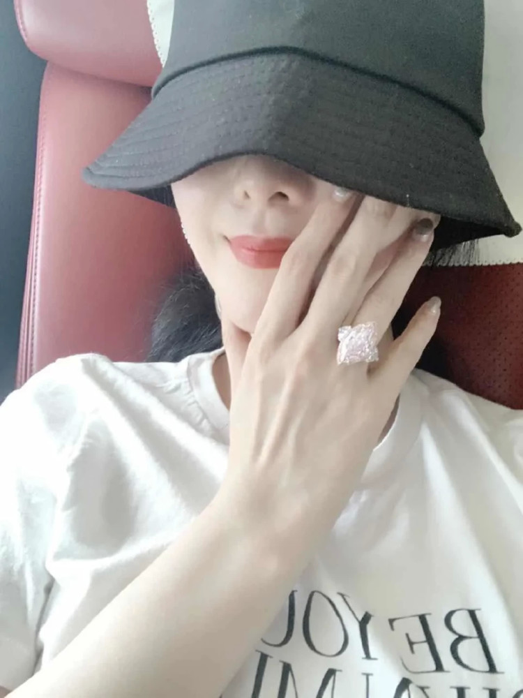 范冰冰|范冰冰凸肚再惹质疑，网传富豪男友送鸽子蛋钻戒，本人一一否认