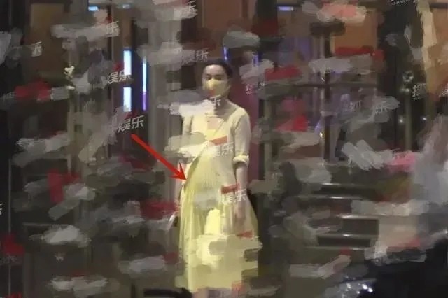 范冰冰|范冰冰凸肚再惹质疑，网传富豪男友送鸽子蛋钻戒，本人一一否认