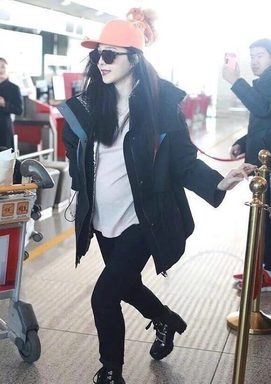 范冰冰|范冰冰凸肚再惹质疑，网传富豪男友送鸽子蛋钻戒，本人一一否认