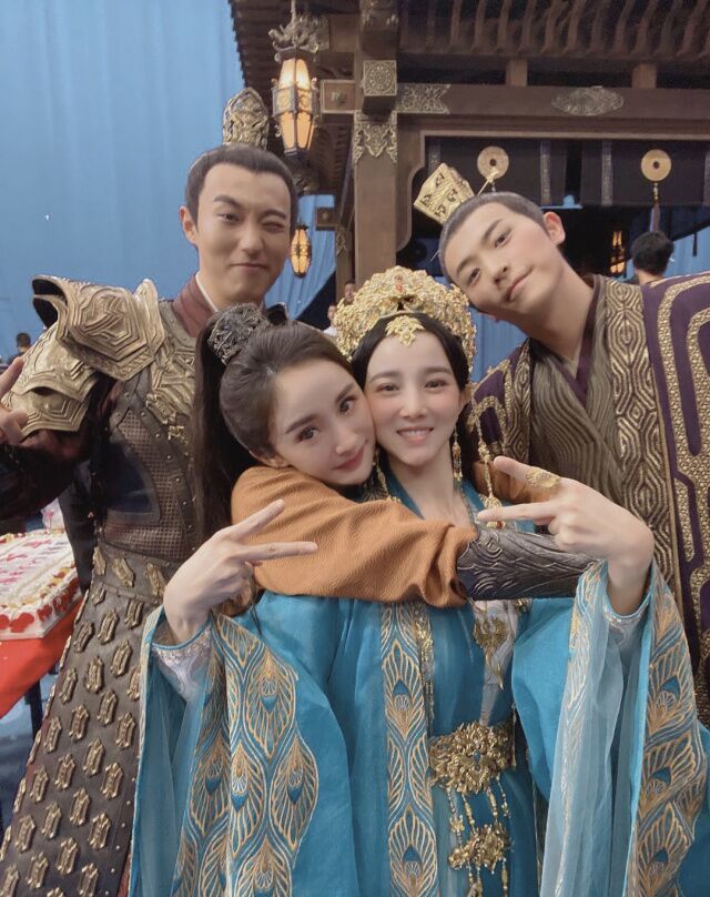 杨幂|杨幂和陈小纭合影，化身小迷妹搂脖献吻，气质完全被陈小纭碾压