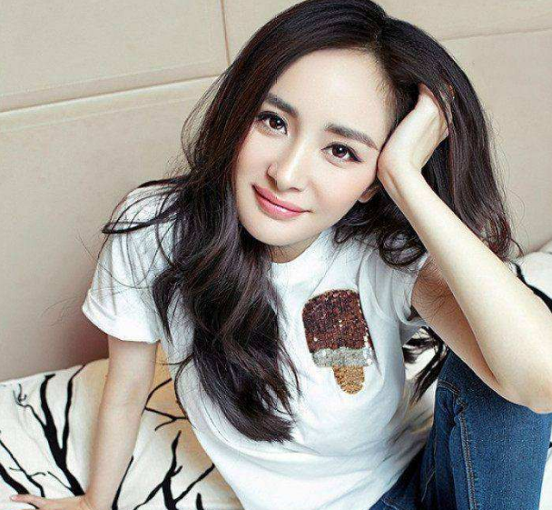 杨幂|杨幂和陈小纭合影，化身小迷妹搂脖献吻，气质完全被陈小纭碾压