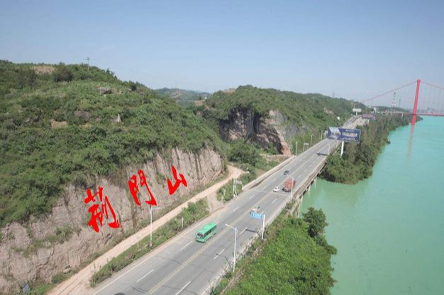 楚国|李白《渡荆门送别》，其中十个字震烁古今，杜甫有一联交相辉映