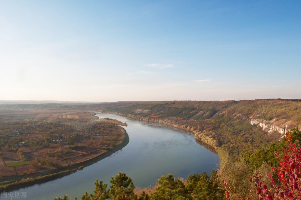 楚国|李白《渡荆门送别》，其中十个字震烁古今，杜甫有一联交相辉映
