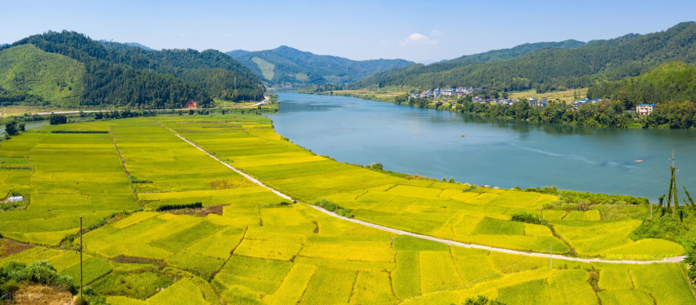 楚国|李白《渡荆门送别》，其中十个字震烁古今，杜甫有一联交相辉映