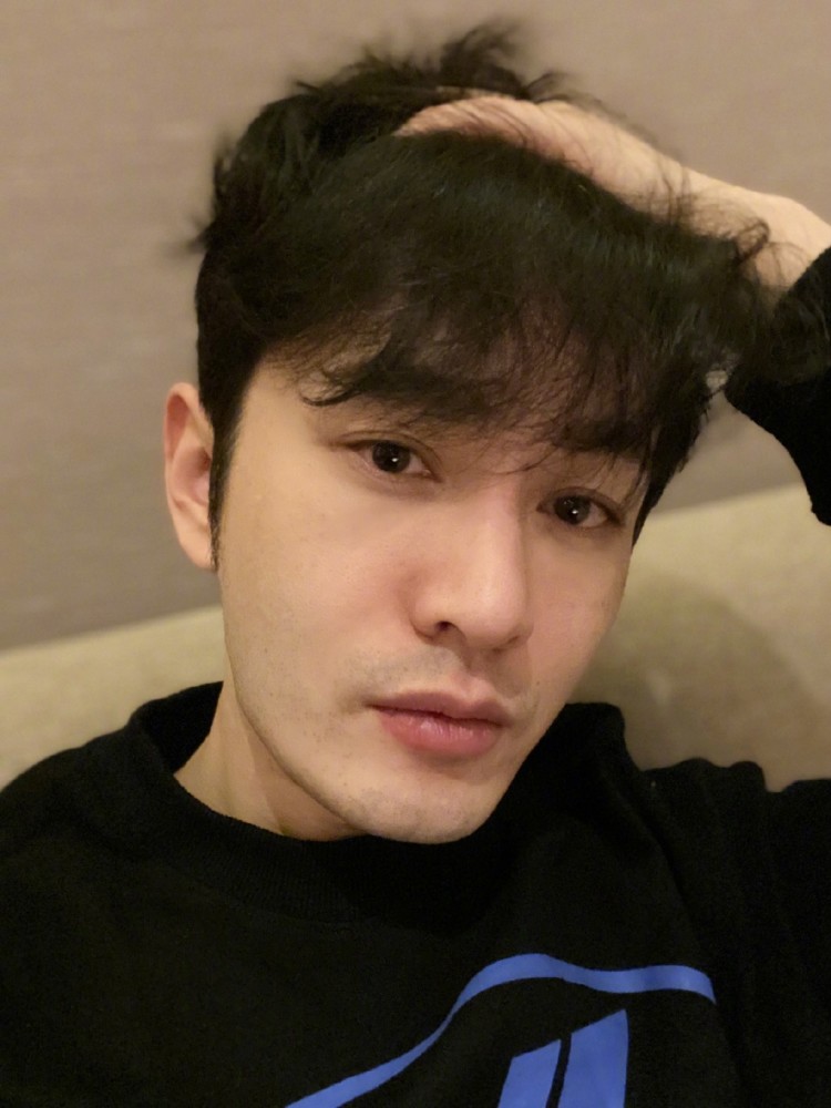 黄晓明|黄晓明千万豪宅被查封，Baby发文引争议，两人又“被离婚”了