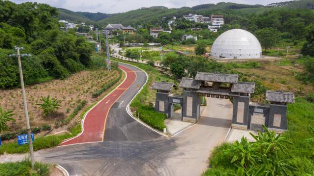 俯瞰青秀区"最美风光线"南阳镇施厚村古岳坡段 摄影 朱庭锋